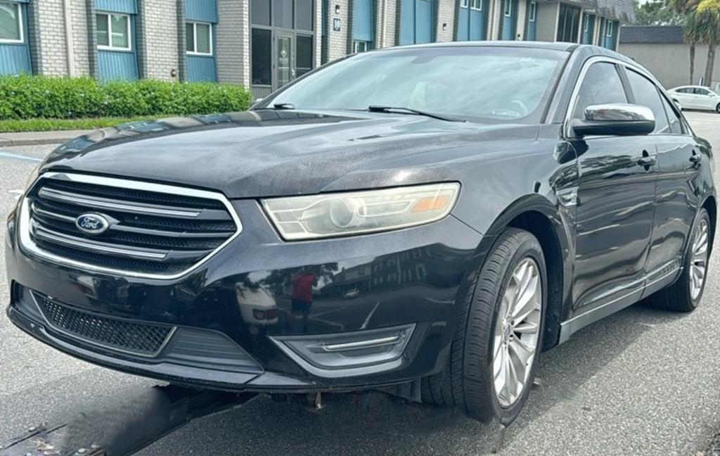 Ford Taurus's photo